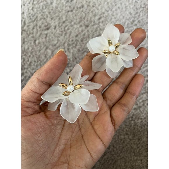 Big White flower stud earring Large large Snow White big earrings plastic floral - Picture 6 of 8